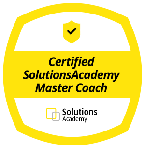 Badge with text „Certified SolutionsAcademy Master Coach“.