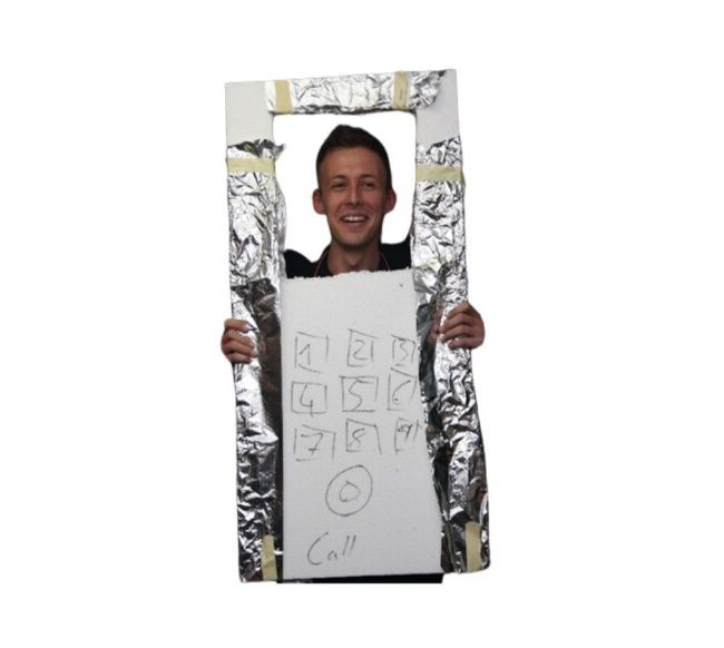 Ein Bild, das Menschliches Gesicht, Lächeln, Kleidung, Text enthält